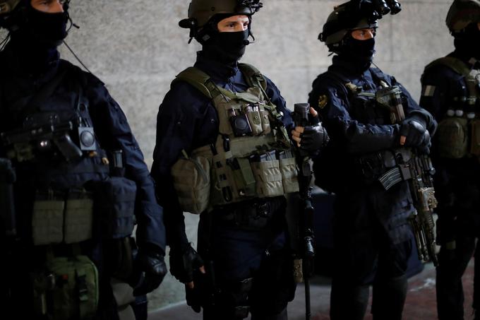 Strežnikov iz prostorov podjetja OVH niso odnesli kar navadni policisti, temveč pripadniki posebnih policijskih enot.  | Foto: Reuters