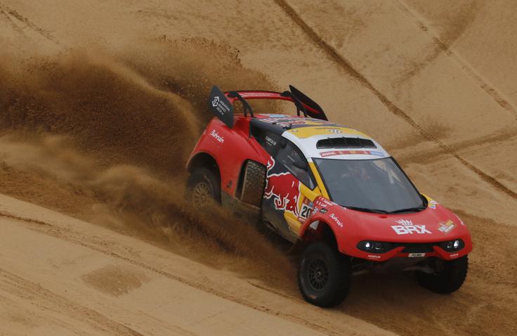 Sebastien Loeb zaostaja za vodilnim Katarcem v skupnem seštevku za več kot poldrugo uro. | Foto: Reuters
