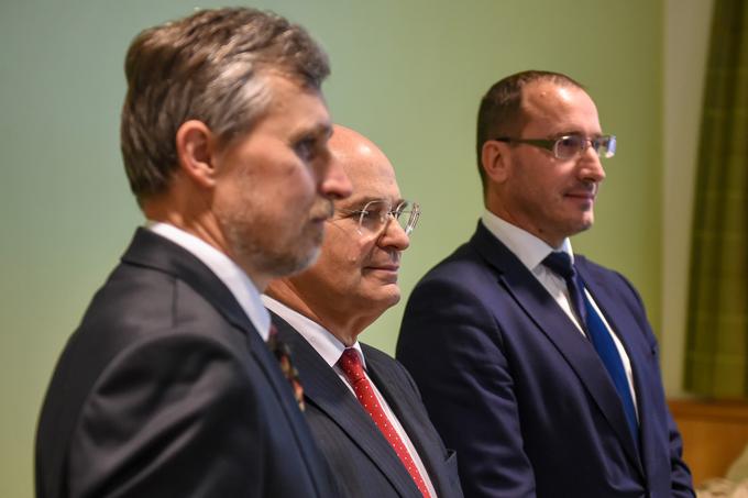 Za naslednika generalnega državnega tožilca Zvonka Fišerja (v sredini) se potegujeta Robert Renier (levo) in Drago Šketa (desno). | Foto: STA ,