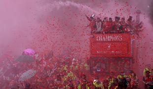 Šampionska parada v Neaplju, v Liverpoolu slavilo milijon ljudi #video