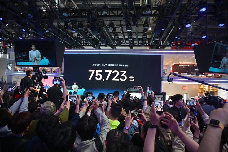 Xiaomi je bil lani zvezda razstave s prvim modelom SU7, letos pa se bodo z novim YU7 razstavi izognili. | Foto: Reuters