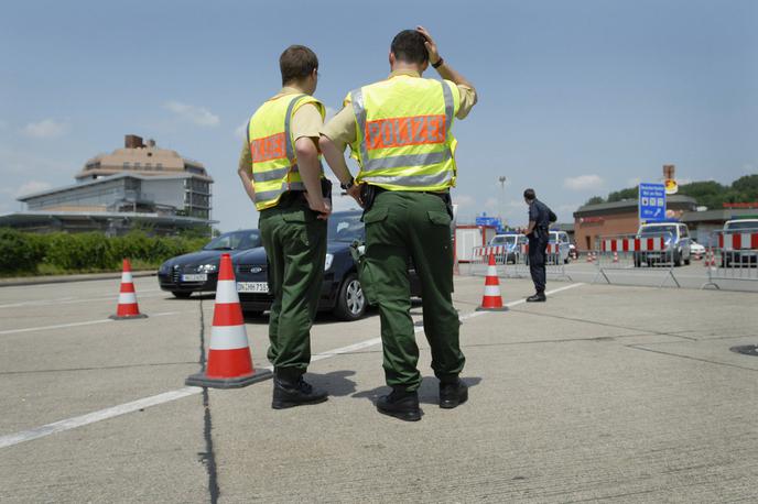 nemška meja | Notranji minister Dobrindt je ob nastopu funkcije maja lani določil zavračanje prosilcev za azil na nemških kopenskih mejah, z izjemo nosečnic, mladoletnikov brez spremstva in bolnih oseb. | Foto Guliverimage
