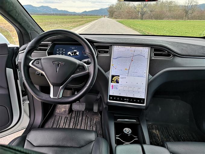 Tesla je pri modelu S in X uporabila še pokončni digitalni 17-palčni zaslon. Na sredinski konzoli sta le dva fizična gumba. | Foto: Gregor Pavšič