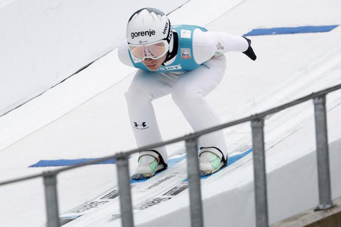 Anže Lanišek | Anže Lanišek je na srednji skakalnici v torek zaostal le za Stefanom Kraftom. Kako se bo znašel na veliki skakalnici? | Foto Reuters