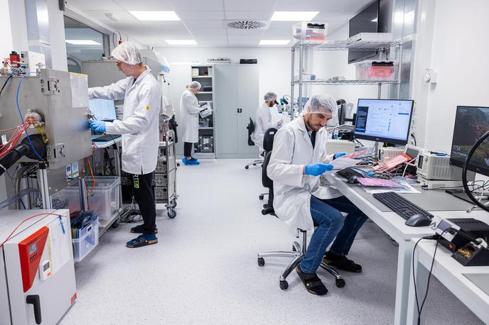 SkyLabs | "V vesolju ni prostora za napake – tehnologija mora delovati prvič in brezhibno," poudarja direktor podjetja. Na fotografiji inženirji, zaposleni v podjetju SkyLabs.  | Foto arhiv podjetja