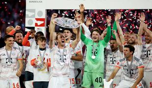 Premočeni od piva: Harry Kane dvignil prvi pokal, Thomas Müller 34., zadnjega