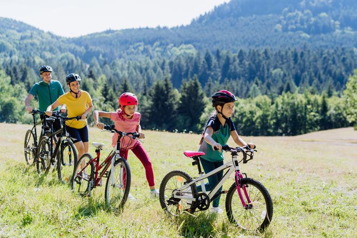 družina na kolesarskem izletu, kolesarji | Foto: Shutterstock