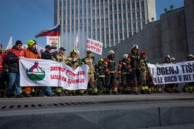 Protestni shod poklicnih gasilcev pred poslopjem vlade. gasilci