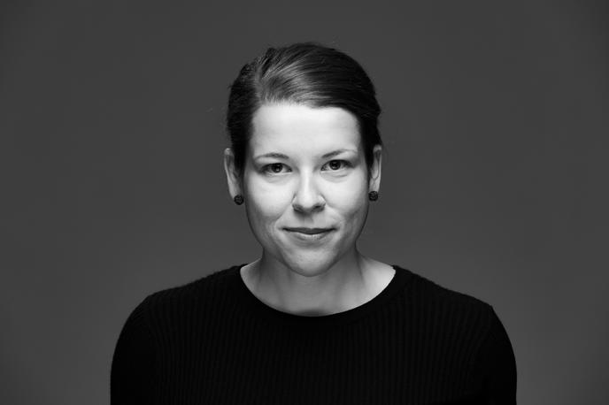 Valerija Zabret | Valerija prihaja iz sveta umetnosti, raziskav in mednarodnih projektov, zdaj pa v Slovenski vojski odpira vprašanja etike in odgovorne rabe umetne inteligence. "Majhnost je lahko prednost – Slovenija je inovativna, agilna in povezana, zato lahko razvijemo svoje niše." | Foto Miha Godec