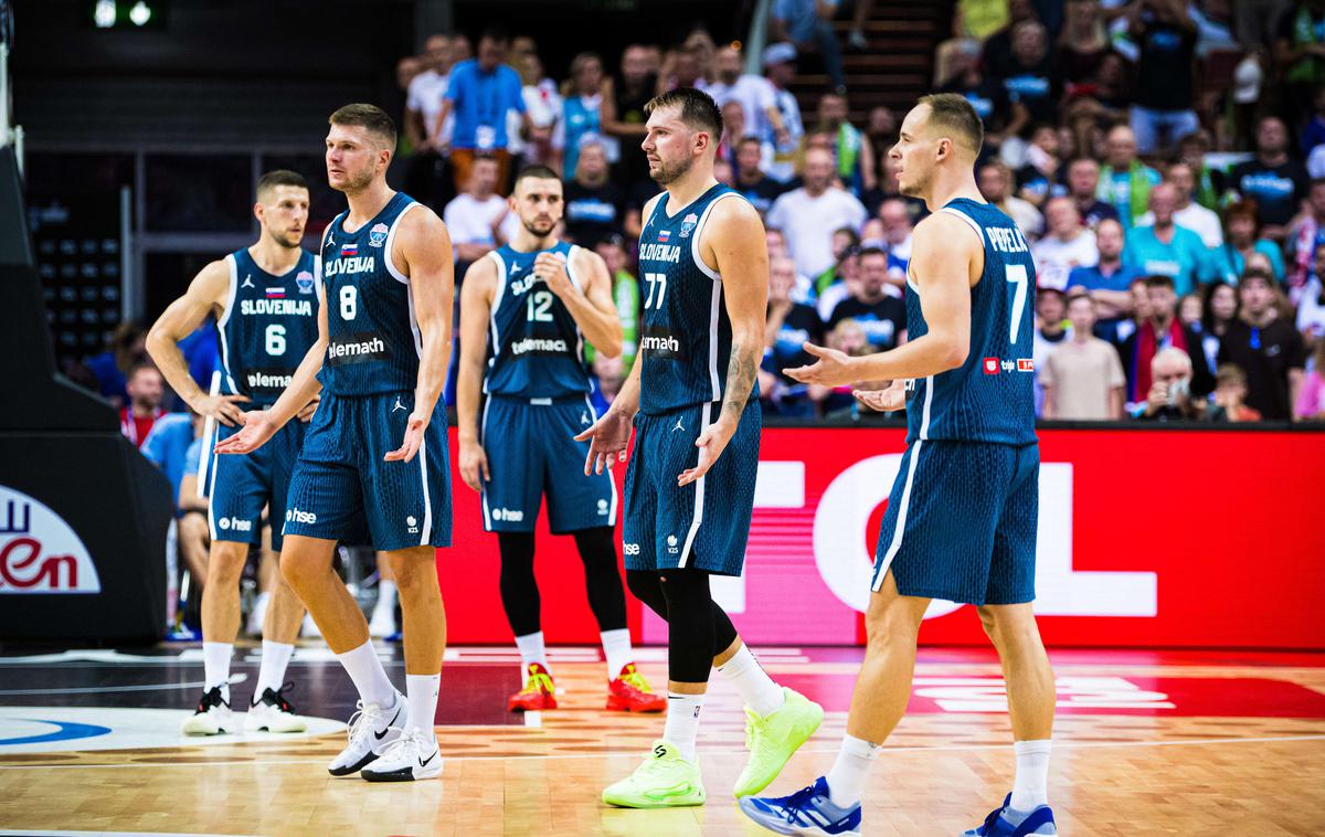 slovenska košarkarska reprezentanca | Slovenski košarkarji so se v soboto dobro upirali favorizirani Franciji, dogajanje pa se je ob koncu precej zaostrilo. | Foto FIBA