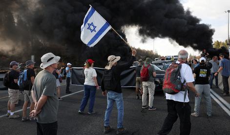 Protesti v več izraelskih mestih, to sporočajo Netanjahuju