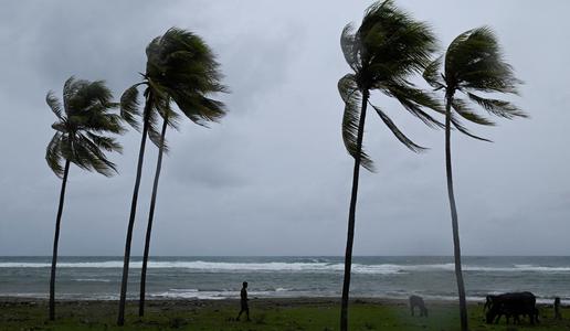 Na Haitiju reka odnesla več ljudi #video