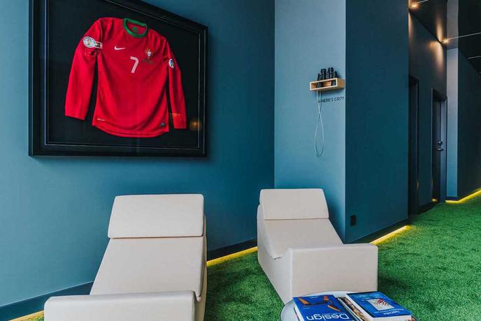 Hotel Cristiana Ronalda je opremljen s slovenskim pohištvom
