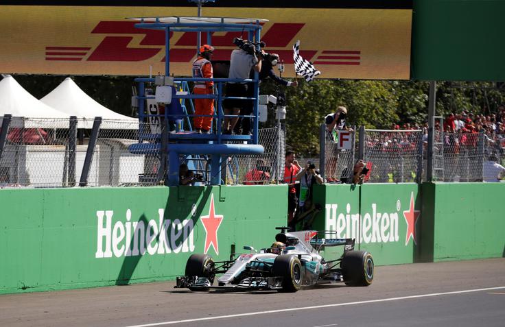 Britanec je pokvaril Ferrarijevo zabavo. | Foto: Reuters