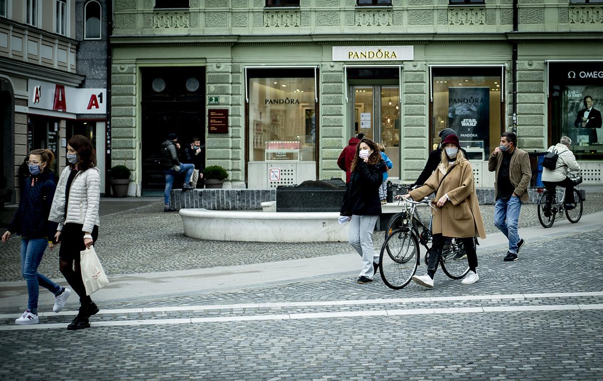 Ljubljana_maske | Le petina prebivalcev Slovenije meni, da gredo stvari v Sloveniji trenutno v pravo smer. | Foto Ana Kovač