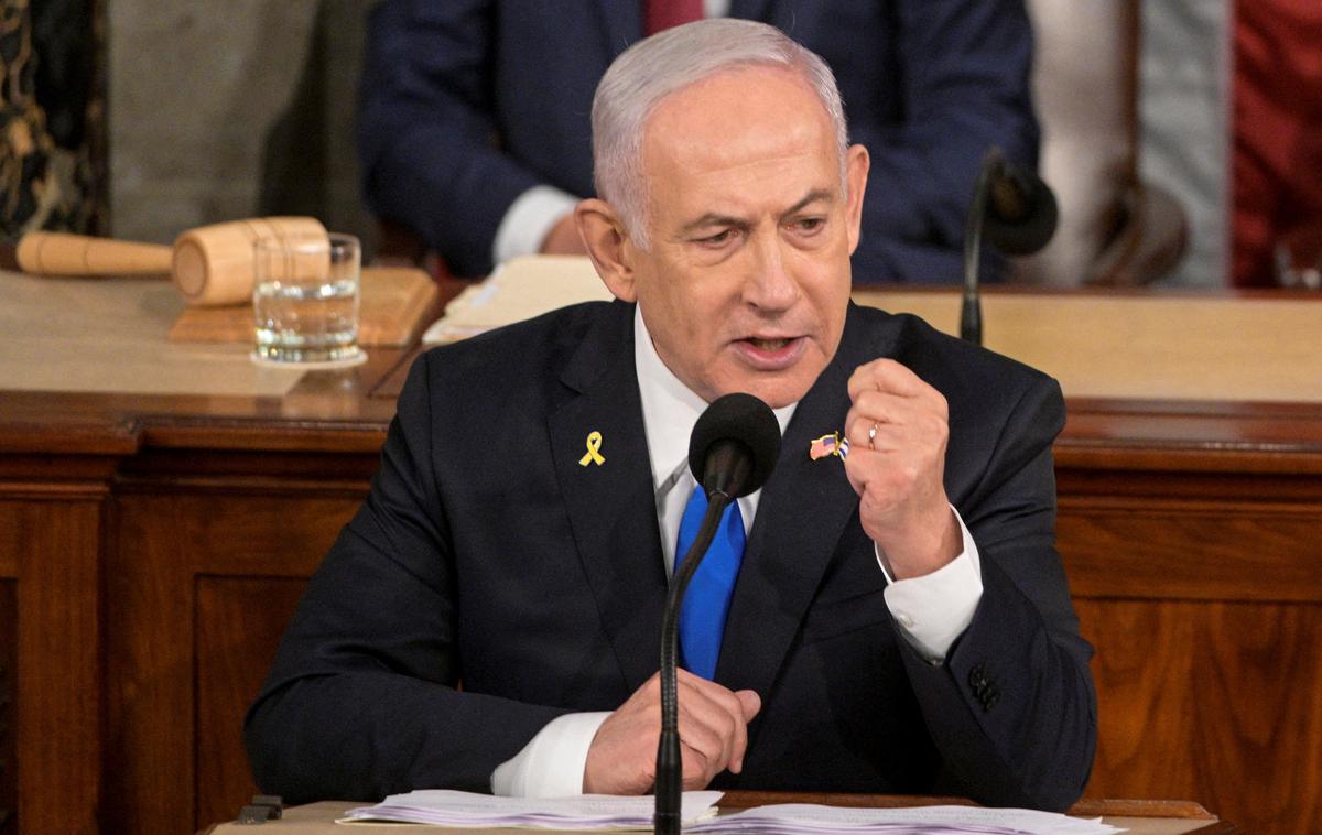 Benjamin Netanjahu | Benjamin Netanjahu je protivojne protestnike označil kot "iranske koristne idiote" in dejal, da "kolikor vemo, Iran financira protiizraelske proteste, ki trenutno potekajo pred to stavbo".  | Foto Reuters
