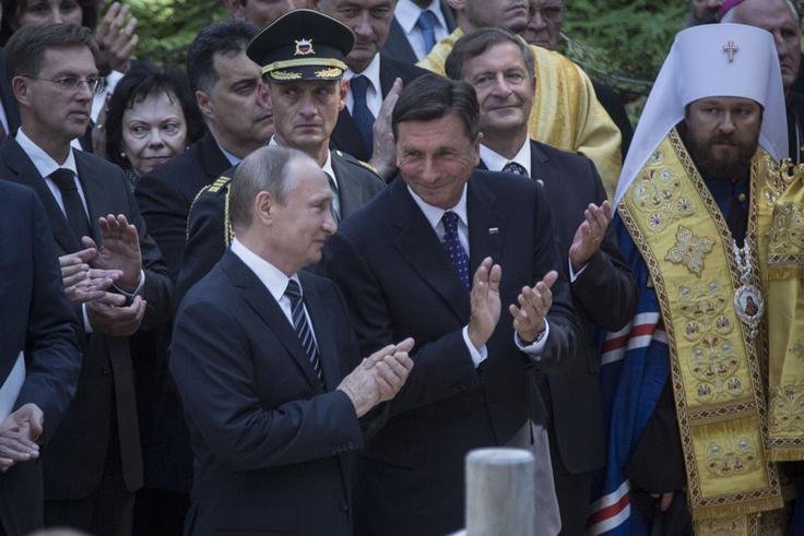 Putin in Pahor sta položila tudi venca k spomeniku.  | Foto: 