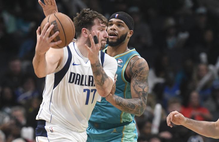 Luko Dončića je pokrival tudi Miles Bridges. | Foto: Reuters