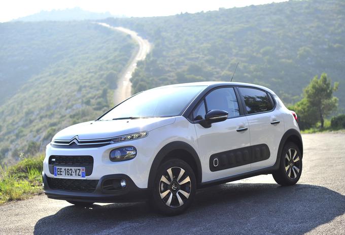 Ali bo C3 postal prodajna uspešnica – v Sloveniji želijo z njim doseči drugo mesto znotraj lastne znamke in svoj delež v razredu mestnih avtomobilov povečati na 10 odstotkov – bo odvisno predvsem od njegove cene za slovenski trg. Ta bo uradno določena in znana šele v drugi polovici novembra. Dinamična zunanjost, drugačnost in tehnološka povezljivost so vsekakor korak bližje mlajšim kupcem, ki jih želi Citroën z novim C3 primarno privabiti.  | Foto: Gregor Pavšič