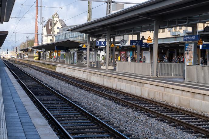 Železniška postaja, Augsburg | Policija je v celoti zaprla postajo in na njej ustavila ves železniški promet. | Foto Shutterstock