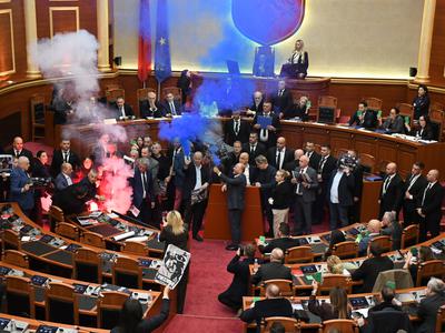 Opozicijski poslanci v albanskem parlamentu prižgali bakle #video