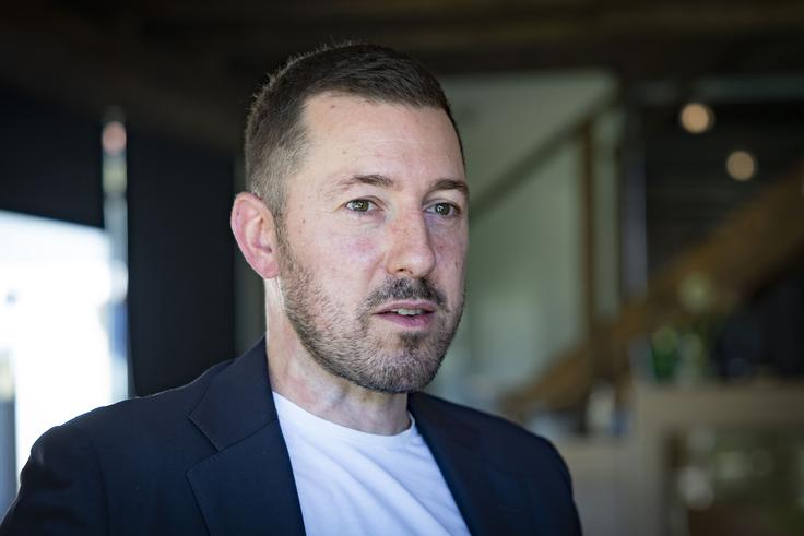 "Takoj ko sem se dokončno odločil, da res odpotujem, sem pustil službo, prodal avto, pripravil kovčke in šel v neznano. In to je bil tudi moj prvi let z letalom v življenju. Prihranke v žep in gremo," se svojega odhoda v London spominja Tadej Stegel. | Foto: Ana Kovač