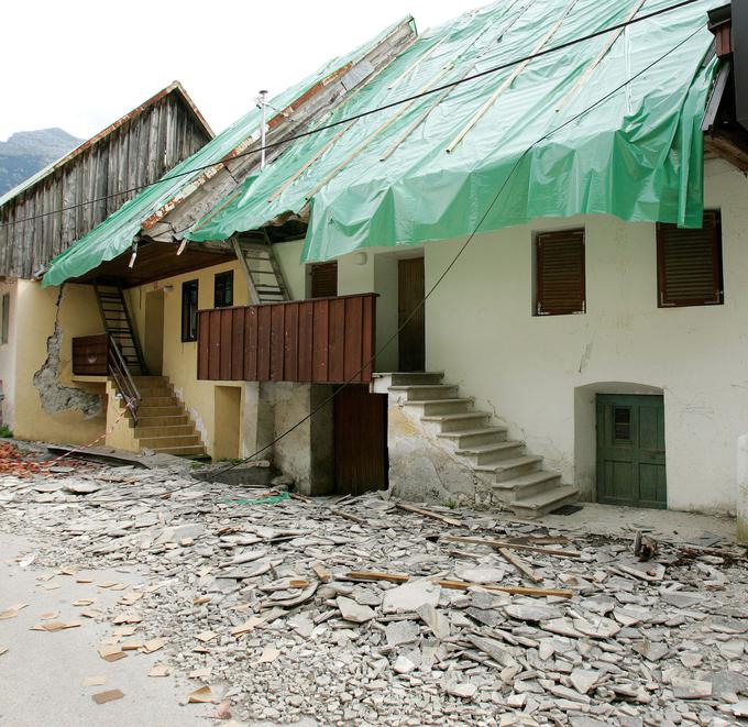 Čeprav so bile poškodbe na nekaterih hišah leta 2004 hujše kot ob močnejšem potresu leta 1998, in to tudi tiste, ki so bile že utrjene in prenovljene, je bila večina prebivalcev Bovškega pri drugem potresu nekoliko bolj pomirjena. | Foto: STA ,
