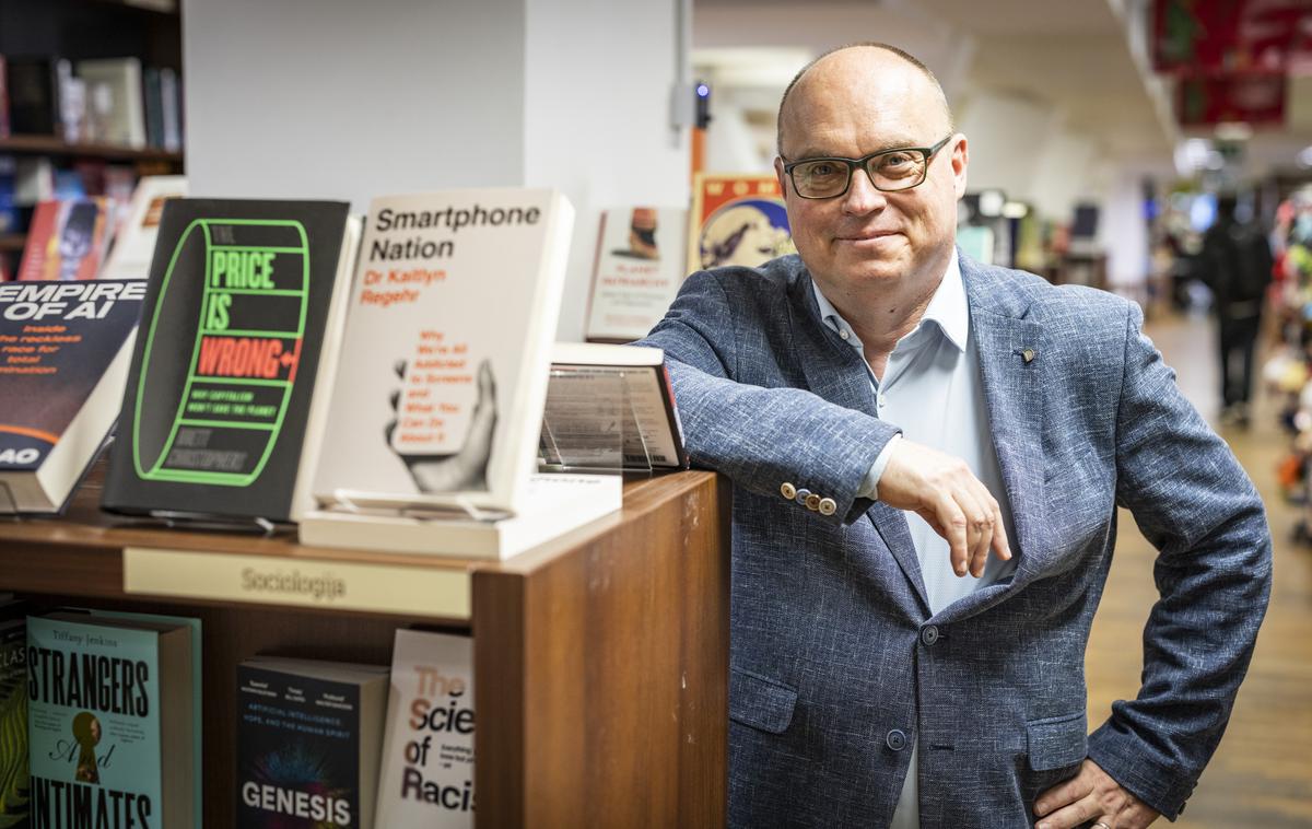 Dan Podjed | "Do zdaj smo živeli v tako imenovanih informacijskih mehurčkih. Recimo na Facebooku, kjer živim s kakšnimi pet tisoč tako imenovanimi prijatelji, ki so bolj ali manj podobno misleči – to je moj mehurček. Ker me tisti, ki jim grem na živce, ne bodo dodali za prijatelja in obratno. Ampak zdaj prihajamo na točko razpadanja še teh mehurčkov, ko bomo sami sebi dovolj v navezi z orodjem, ki deluje na podlagi umetne inteligence, saj bo edino, ki nas lahko v celoti poteši," razmišlja antropolog Dan Podjed.  | Foto Bojan Puhek