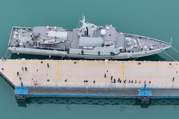 ladja Triglav | Ladja Triglav, med drugim namenjena reševanju na morju, pomoči pri naravnih in drugih nesrečah ter preprečevanju onesnaženja morja, je dolga 49,5 metra in široka 9,2 metra, poganjajo pa jo trije dizelski motorji. Posadko sestavlja do 28 mornarjev in častnikov, doseg avtonomije znaša dva tisoč navtičnih milj oziroma deset dni. | Foto Slovenska vojska