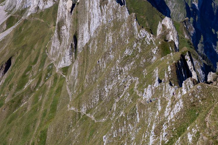 Sestopimo lahko po strmih pobočjih nadaljevanja grebena Schäflerja. Vidite stezo? | Foto: Matej Podgoršek