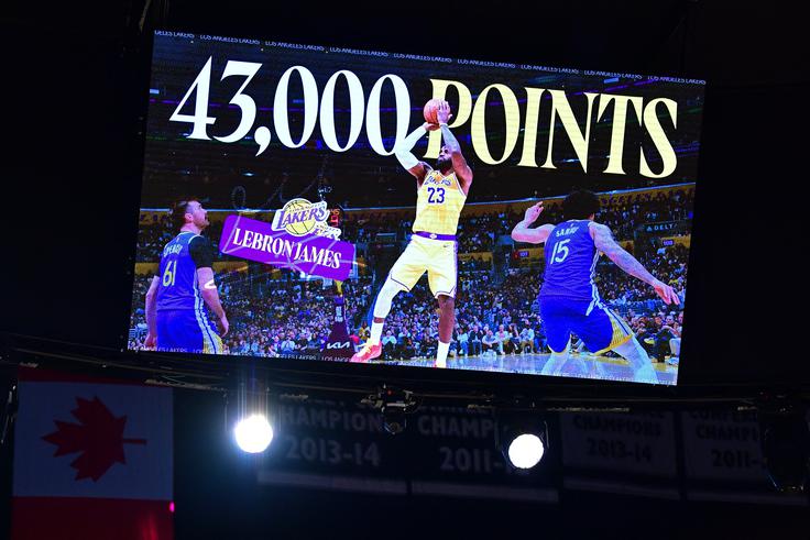 LeBron James je dosegel nov mejnik v ligi NBA na srečanju, na katerem je za tekmecem zaostajal večji del dvoboja. | Foto: Reuters