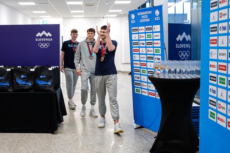 slovenska košarkarska reprezentanca U19, vrnitev v Slovenijo | Foto: Aleš Fevžer