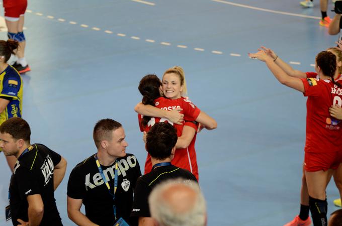 Krilna igralka Aneta Benko (v sredini) je dosegla pet golov. | Foto: RK Krim Mercator/Uroš Pihner