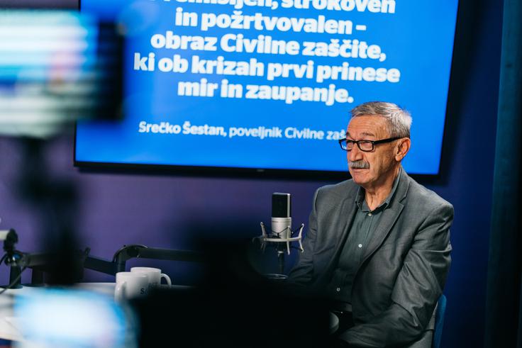 Največji strateški izziv države po njegovem mnenju niso poplave ali požari, ampak potresna odpornost stavb. "Če bi nas zadel močnejši potres, bi imeli ogromno žrtev. To je dolgoročen, drag, a nujen projekt – da se objekti ne zrušijo," opozarja poveljnik CZ. | Foto: Jan Lukanović