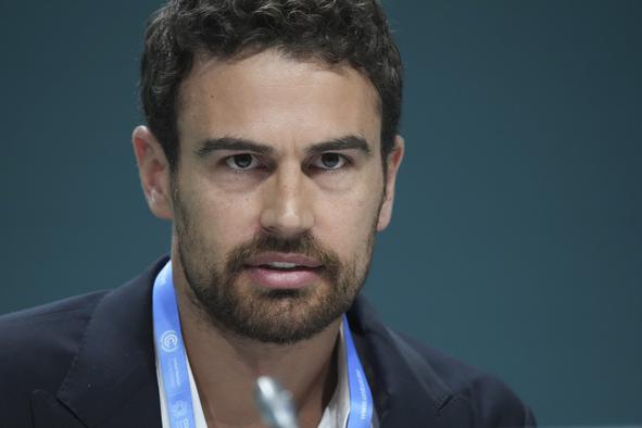 Theo James postal novi favorit za vlogo Jamesa Bonda