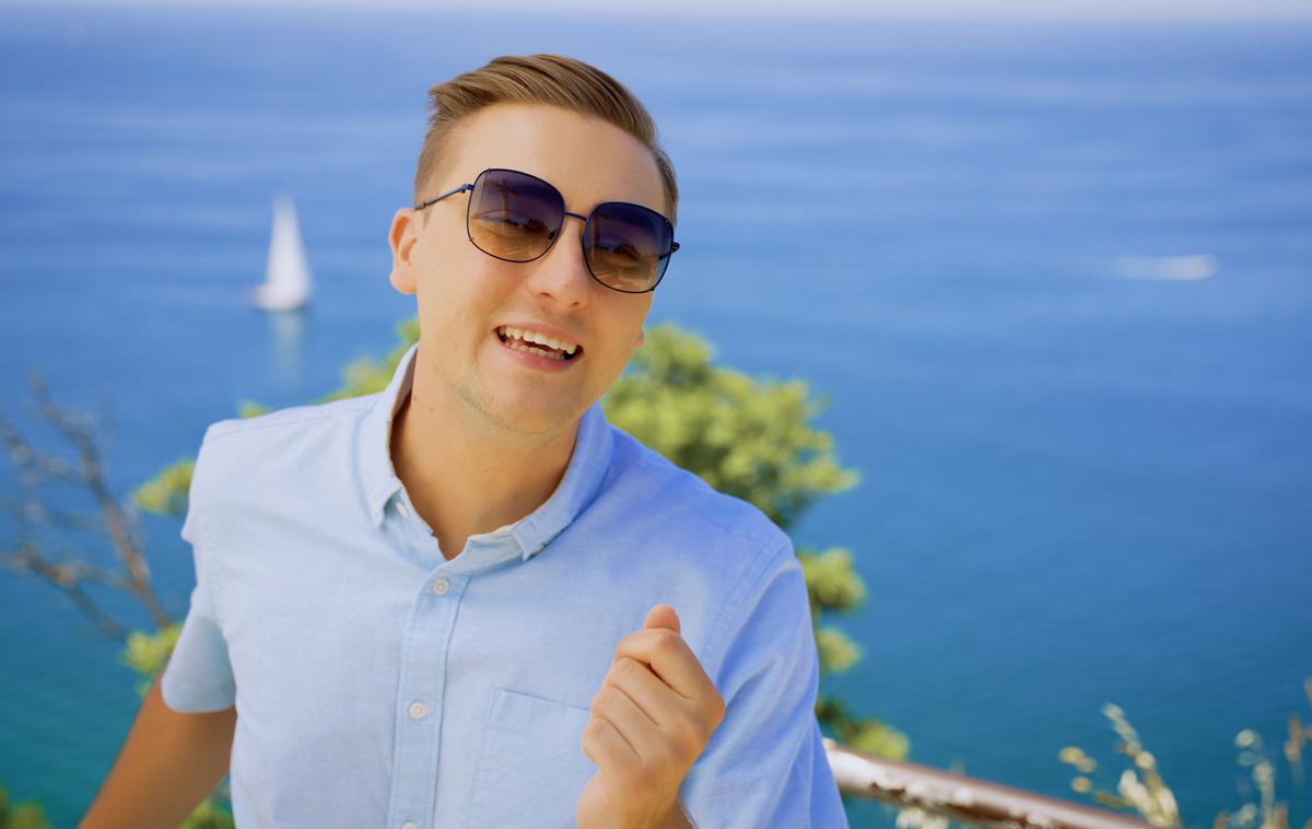 Matej Lebič, pevec | "Sam verjamem, da lahko glasba ponudi nekaj več – občutek, da nikoli nismo sami, tudi če se nam kdaj tako zdi," pove Matej Lebič. | Foto Rok Kompare