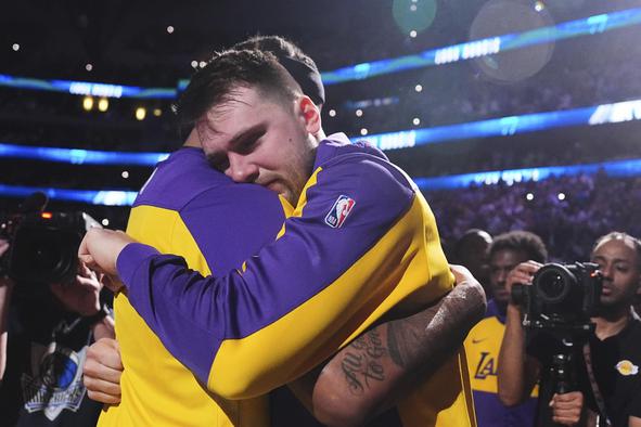 Ganljiva vrnitev fantastičnega Luke Dončića v Dallas: solze, stoječe ovacije in zmaga LA Lakersov