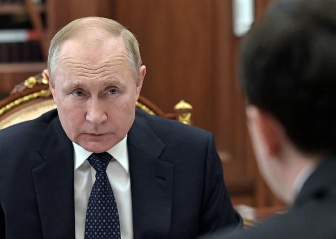 Ruski predsednik Vladimir Putin je danes napovedal, da morajo "neprijateljske" države, med katere spadajo vse članice EU, odpreti bančni račun v rubljih, prek katerega bodo od 1. aprila plačevale za dobavo plina. Nemški kancler Olaf Scholz je ob tem znova zatrdil, da bodo zahodne države plin še naprej plačevale v evrih in dolarjih. | Foto: Reuters