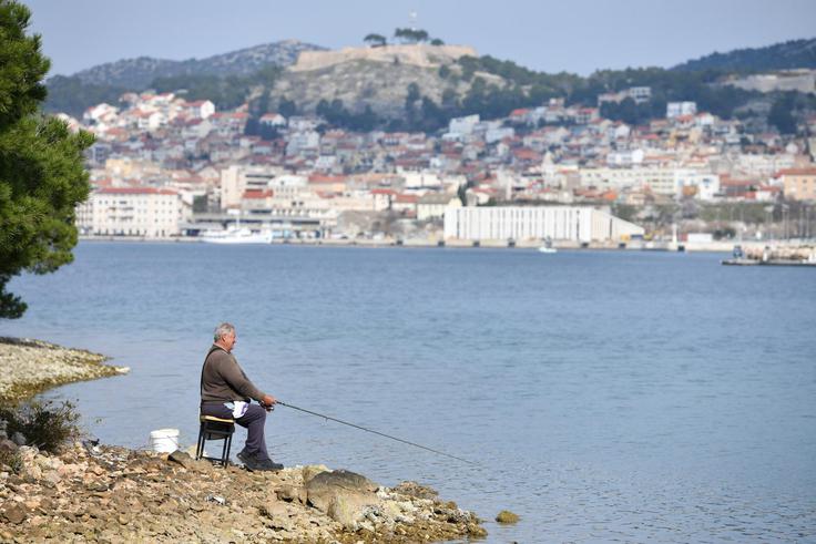 Ves ulov, ujet s športnim ali rekreacijskim ribolovom, je treba tudi označiti na predpisan način, in sicer takoj po ujetju ali najkasneje pred zapuščanjem ribolovnega mesta. | Foto: Grgo Jelavic/Pixsell