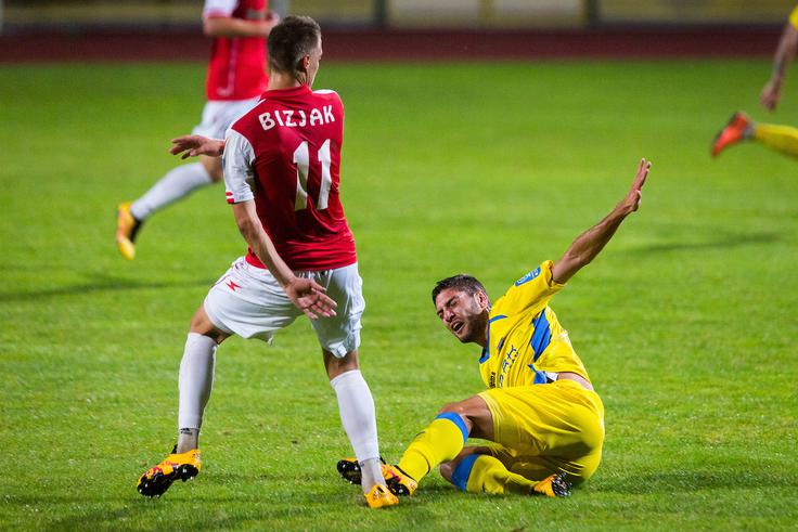 Lovro Bizjak bo eden izmed najnevarnejših orožij Aluminija za novogoriška vrata, ki jih brani reprezentant Grega Sorčan. | Foto: Žiga Zupan/Sportida