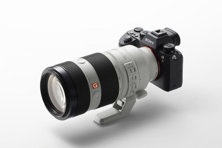 Če nanj namestimo večji objektiv, na primer tega na fotografiji, Sony a9 zaradi svoje majhnosti za držanje v resnici postane manj praktičen od svojih sodobnikov. Takšno zagato lahko reši držalo z dodatno baterijo, ki ga pritrdimo na spodnji del naprave.  | Foto: SONY