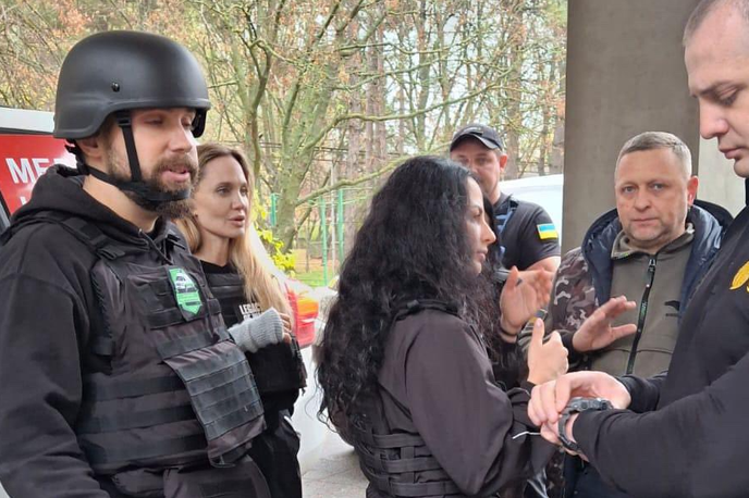 Angelina Jolie v Ukrajini | Fotografija Angeline Jolie v Ukrajini, ki je zaokrožila po družbenih omrežjih. Njen obisk Hersona ni bil javno naznanjen.  | Foto Platforma X