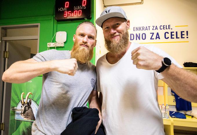 Aleš Pajovič (desno) in njegov naslednik Miha Žvižej. | Foto: Vid Ponikvar