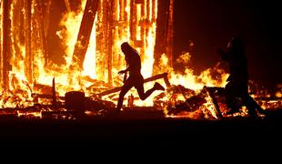 Na festivalu Burning Man v ZDA je moški stekel v ogenj. V nedeljo je umrl v bolnišnici.