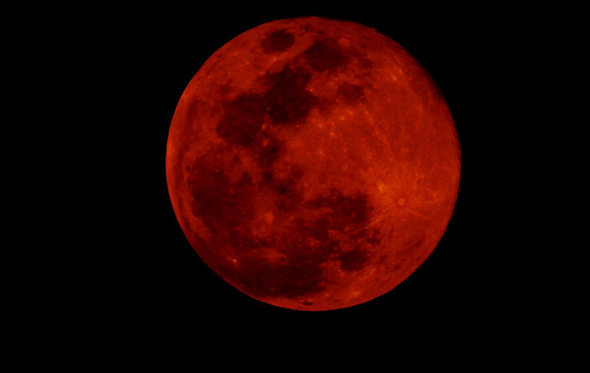 krvava luna | V času faze popolnega Luninega mrka bo Luna zaradi vpliva Zemljine atmosfere obarvana rdečkasto, zaradi česar ponekod po svetu tako rdečo Luno imenujejo tudi krvava luna. | Foto Shutterstock