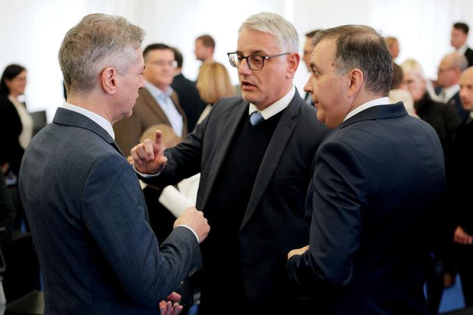 Predsednik vlade Robert Golob v pogovoru z ministrom za gospodarstvo Matjažem Hanom.  | Foto: Matic Prevc/STA