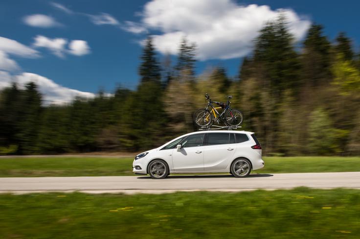 Varen prevoz koles - Opel zafira Pri izbiri avtomobila upoštevajte svoj življenjski slog. Kolesa bo težko namestiti in varno prevažati, če avtomobilsko telo za to ni primerno. Pri višjih enoprostorcih in športnih terencih je pametno imeti v prtljažniku tudi pomožne stopnice (majhno A lestev s tremi prečkami) zaradi lažje in varnejše, manj naporne montaže koles na streho. | Foto: Klemen Korenjak