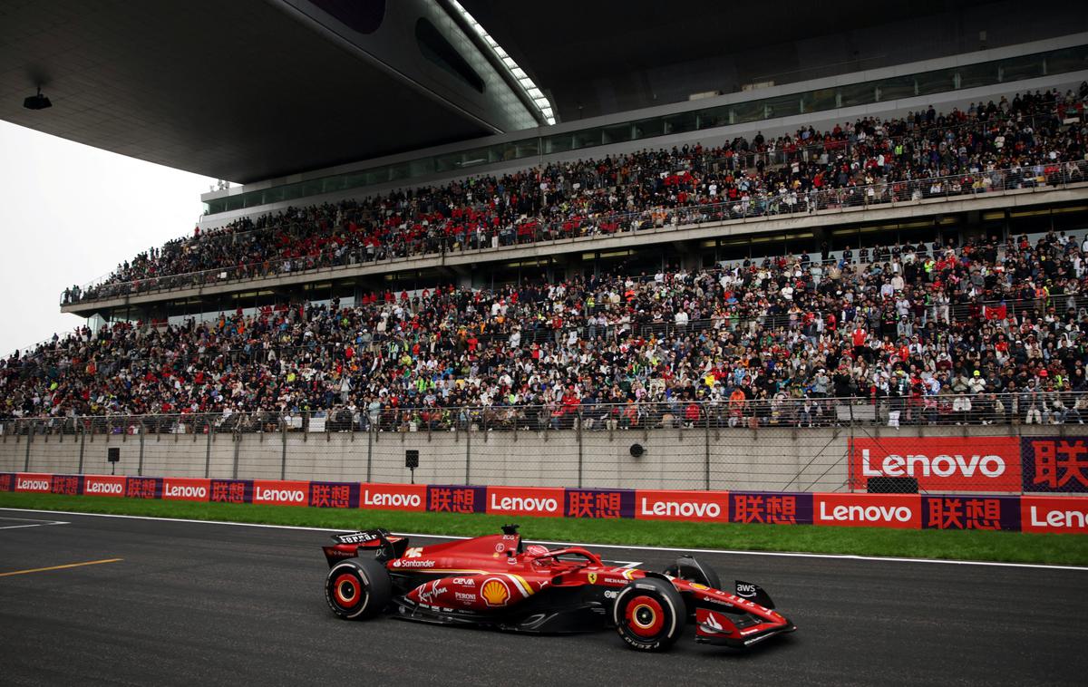 Charles Leclerc | Ferrarijev dirkač Charles Leclerc bo nedeljsko zadnjo dirko sezone svetovnega prvenstva formule 1 začel z deset mest slabšega izhodišča, kot ga bo dosegel v kvalifikacijah.  | Foto Reuters