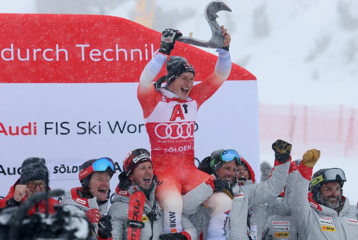 Marco Odermatt je v minuli zimi osvojil veliki kristalni globus in tri male (smuk, superveleslalom in veleslalom). | Foto: Reuters