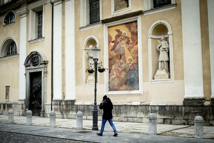 Stolnica sv. Nikolaja, poškodovana freska | Foto: Ana Kovač